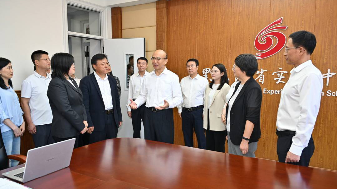 许勤看望慰问教师代表